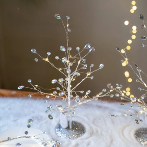 Sapin de Noël LED argenté étincelant avec gouttes de cristal sur socle pailleté