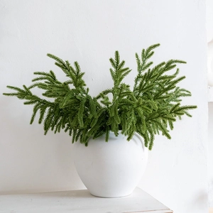 Realistischer grüner PE Kiefernzweig in weißer Keramikvase für minimalistische Deko
