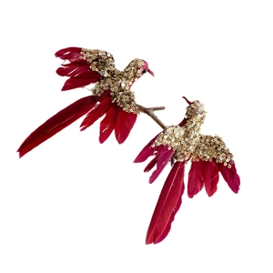 Uccelli decorativi in piume bordeaux con paillettes dorate per decorazioni natalizie