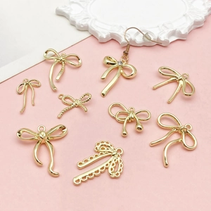 Colección de dijes de lazo dorado para joyería DIY con elegantes pendientes