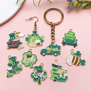 Set de pendentifs trèfle émaillés de la Saint-Patrick avec fer à cheval et pièces de monnaie