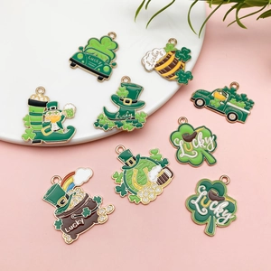 Pendentifs trèfle en émail vert de la Saint-Patrick avec bordures dorées pour bijoux