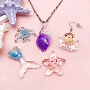 Bijoux marins lumineux en résine avec breloques étoiles de mer colorées sur fond rose