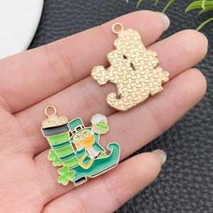 Détail macro des deux côtés des pendentifs trèfle Leprechaun en émail pour bijoux DIY