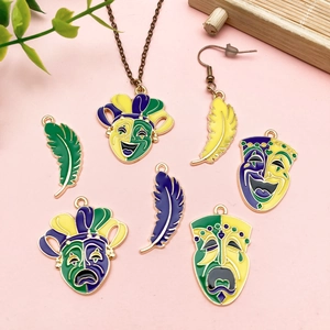 Set di gioielli di carnevale Mardi Gras con maschere e piume in smalto verde, oro e viola