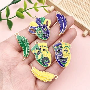 Set di ciondoli maschera e piume Mardi Gras in smalto viola, verde e oro