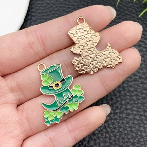Détail macro du pendentif trèfle en émail vert avec dos texturé doré pour bijoux DIY