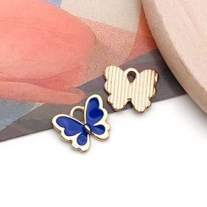 Vue macro de pendentifs papillon bleus dorés pour la fabrication de bijoux artisanaux
