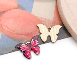 Détail macro de pendentifs papillon dorés brossés et peints pour bijoux faits main