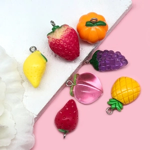 Pendentifs fruits en résine avec anneaux métalliques pour création de bijoux DIY