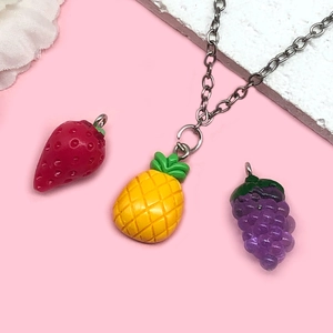 Pendentifs fruits 3D en résine avec fraise, ananas et raisin sur une chaîne argentée