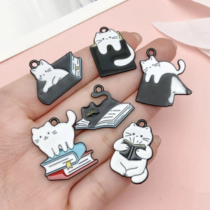 Lot de 6 breloques chat lisant des livres en émail noir et blanc pour la création de bijoux
