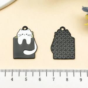 Vue detaillee de pendentifs chat montrant l'avant et l'arriere texture avec une echelle