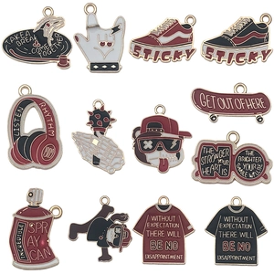 Set di 12 ciondoli in smalto stile hip-hop punk con cuffie, scarpe da ginnastica e slogan.