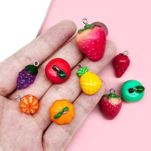 Lot de breloques fruits en résine DIY incluant fraise, raisin et pomme pour bijoux