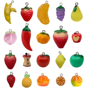 Lot de 20 pendentifs fruits 3D en résine avec fraises et pommes et crochets en métal