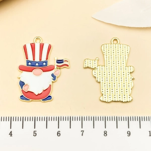 Detail van voor- en achterkant van de US vlag thema kabouter emaille hanger met sterrenhoed