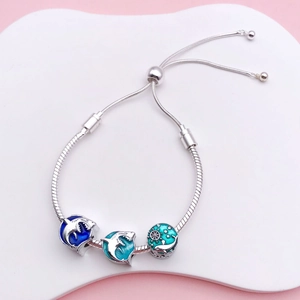 Bracciale oceano in argento con ciondoli a forma di squalo blu e chiusura a scorrimento