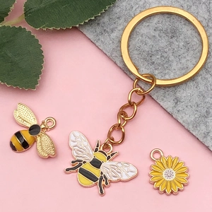 Schlüsselanhänger-Set mit Biene und Gänseblümchen aus vergoldeter Emaille-Legierung