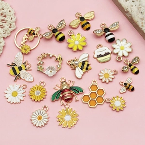 Set mit 18 Emaille-Anhängern in Bienen- und Gänseblümchenform für DIY-Schlüsselanhänger