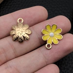 Detailansicht von DIY gelben Gänseblümchen- und Goldblumenanhängern in der Hand