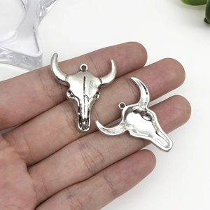 Vue détaillée de pendentifs tête de buffle en argent vieilli montrant texture et taille