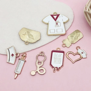 Set di ciondoli medici dorati con divisa da infermiera e stetoscopio per gioielli DIY