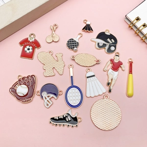 DIY Emaille-Sportanhänger Set mit goldenen Motiven wie Fußball, Tennis und Baseball