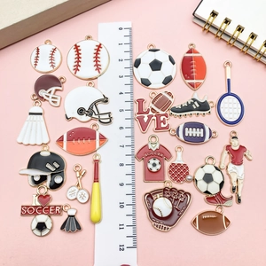 Detailansicht bunter Sport-Anhänger aus Legierung für DIY-Schmuck und Bastelprojekte