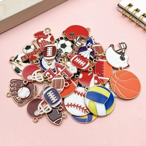 Detail bunter Emaille-Sportanhänger wie Basketball und Fußball für DIY-Schmuck