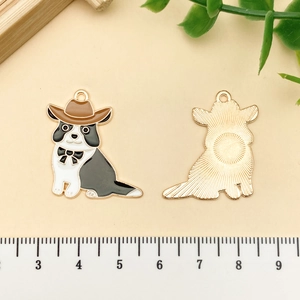 Détails de pendentifs émaillés en forme de chien avec chapeau de cowboy et dimensions