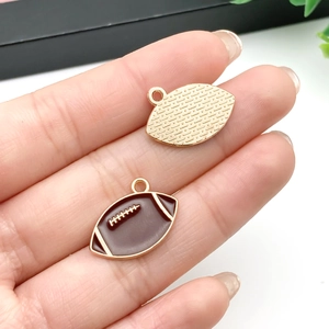 Detailaufnahme der American Football Anhänger in Gold und Emaille für DIY-Schmuckherstellung