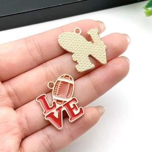 Details des DIY Sport LOVE Anhängers mit Rugby-Muster und goldener gebürsteter Textur