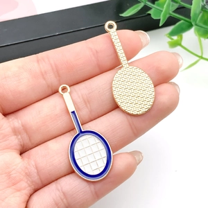 Detail von Mini Tennis-Schläger Anhängern in Blau und Gold für DIY Schmuckherstellung