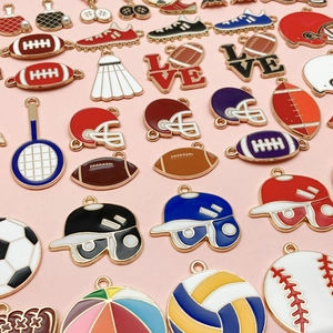Diverse DIY Sport-Anhänger mit Basketball Baseball und Schuhen auf rosa Hintergrund