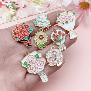 Détail de pendentifs fleurs en émail coloré comprenant des roses et des tournesols DIY