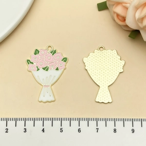 Vue détaillée du pendentif bouquet en émail avec fleurs roses et texture étoilée au dos