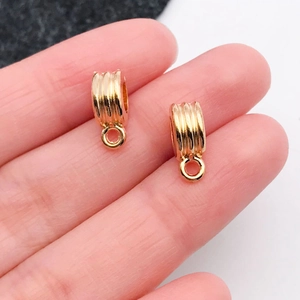 Detalle de conector de tubo curvado de oro KC para creación de joyería artesanal