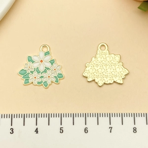 Détail de pendentifs bouquet de fleurs avec émail blanc et finition plaquée or