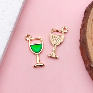 Dettaglio di ciondoli a calice in oro rosa con smalto verde e retro in metallo inciso