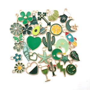 Collezione di ciondoli in smalto verde con forme di cactus e fiori per gioielli fai-da-te