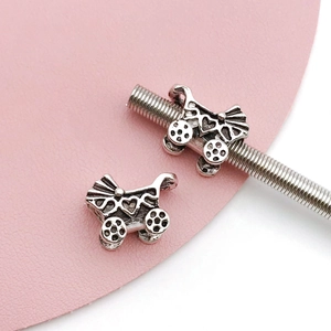 Vista macro delle perline per passeggino in argento vintage con cuori per braccialetti fai-da-te