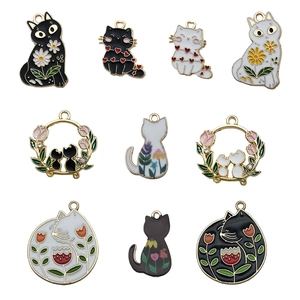 Set di 10 ciondoli a gatto in smalto con cuori e fiori per creazione gioielli fai-da-te