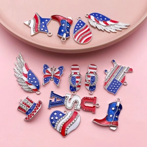 Gros plan des breloques patriotiques USA en émail rouge blanc bleu et strass