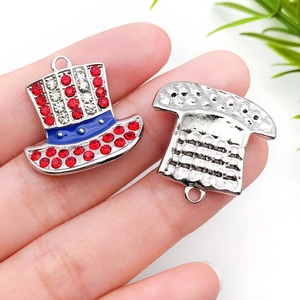 Détail d'un pendentif chapeau haut de forme USA avec cristaux rouges et émail bleu