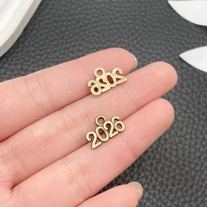 Vista detallada de colgantes del año 2026 en bronce vintage para crear joyas personalizadas