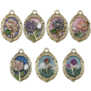 Pendentifs ovales vintage avec motifs de roses et marguerites colorés à l'huile