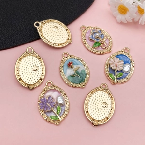 Lot de pendentifs ovales émaillés vintage avec cadres dorés et texture gaufrée