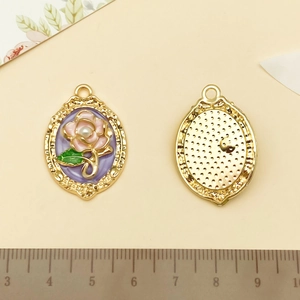 Détail du pendentif rose ovale en émail violet et échelle montrant 30mm de taille