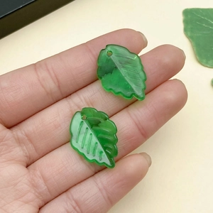 Primer plano de colgantes de hoja de arce de acrílico verde translúcido con agujero